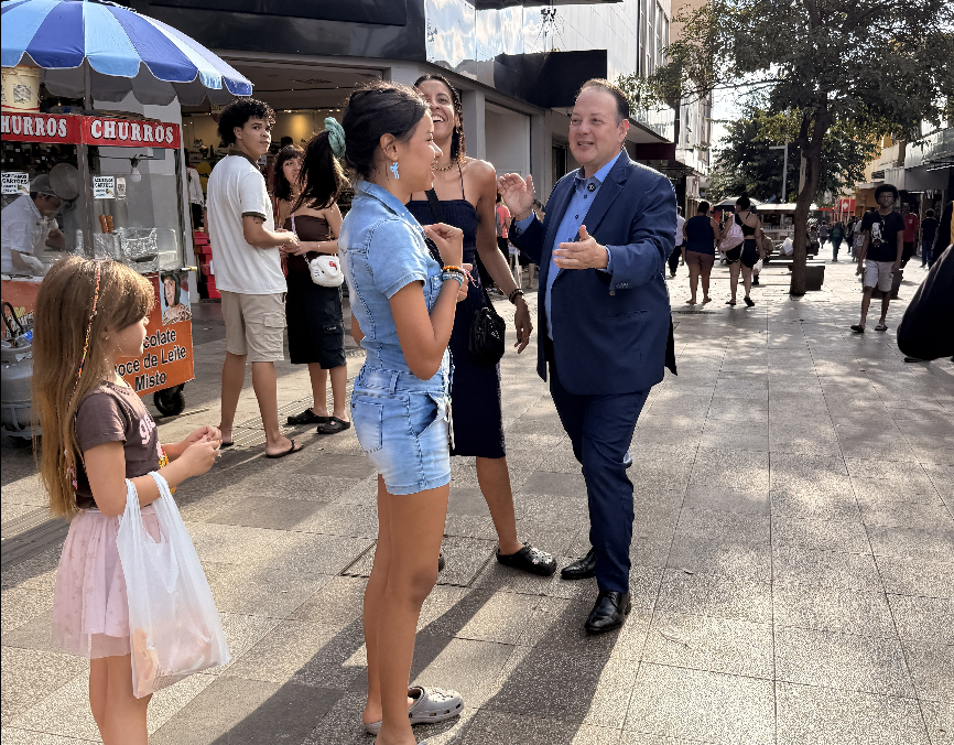 André Trindade conversando com cidadãos na rua